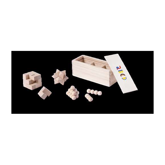 Adictivo set de 3 juegos de habilidad en madera natural. Presentado en caja de madera con compartimentos interiores y tapa deslizante.