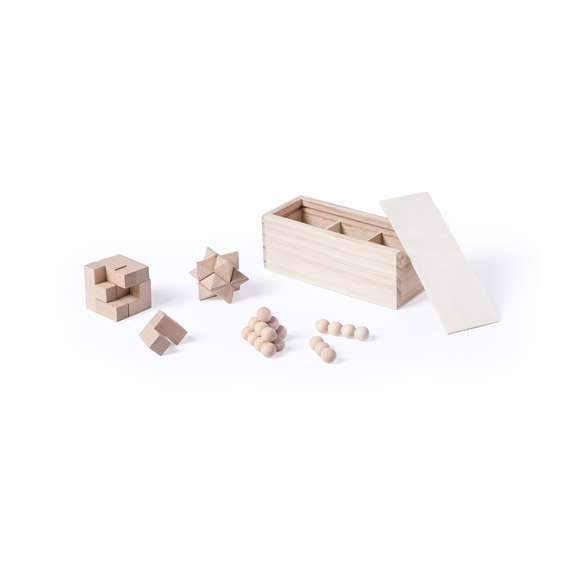 Adictivo set de 3 juegos de habilidad en madera natural. Presentado en caja de madera con compartimentos interiores y tapa deslizante.