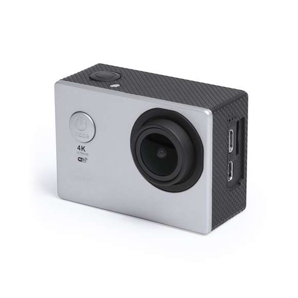 Cámara deportiva de alta calidad de captura de vídeo HD 4K, de diseño compacto y resistente, especialmente diseñada para uso intensivo. Incluye carcasa sumergible hasta 30m de profundidad y multitud de accesorios para ajuste en casco, manillar o cinturón, así como correas ajustables para cabeza y torso o un adaptador giratorio de 360º. La versatilidad y resistencia de esta cámara deportiva la convierten en el gadget perfecto para capturar, con una calidad excepcional, cualquier actividad deportiva. Con función cámara de fotos Full HD 1080p, ranura para tarjetas micro SD de hasta 64 GB de capacidad, pantalla LCD de 2 pulgadas, sistema multilenguaje, y recargable mediante cable mini USB -incluido-. Presentada en atractiva caja de diseño.