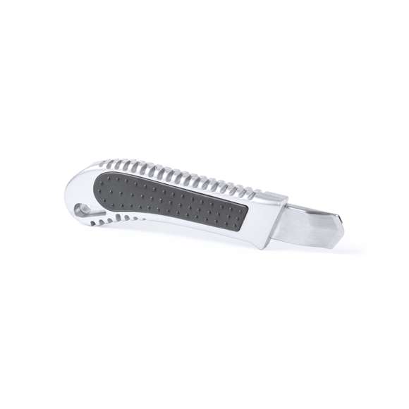  	Cutter en combinación de materiales acero inox y aluminio con cuchilla ancha y mango ergonómico troquelado. Capucha extraíble para ajuste de corte de cuchilla.