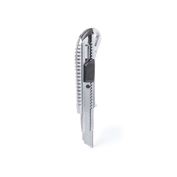  	Cutter en combinación de materiales acero inox y aluminio con cuchilla ancha y mango ergonómico troquelado. Capucha extraíble para ajuste de corte de cuchilla.