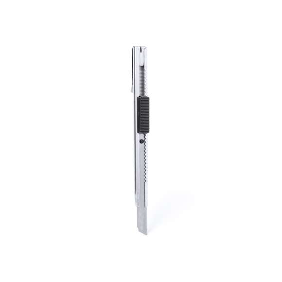 Cutter de acero inox con cuchilla fina y clip de fijación. Capucha extraíble para ajuste de corte de cuchilla.