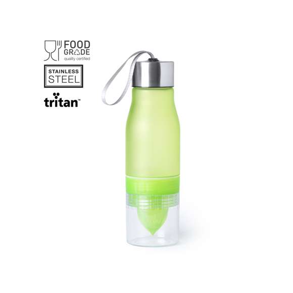Original bidón de 700ml de capacidad en material tritán resistente al calor y libre de BPA. Incluye compartimento en base con exprimidor de cítricos para dar sabor al agua. Con dosificador, tapón a rosca y cinta de transporte. Disponible en variada gama de colores y presentado en caja individual.