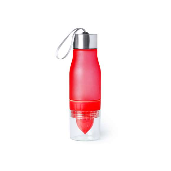 Original bidón de 700ml de capacidad en material tritán resistente al calor y libre de BPA. Incluye compartimento en base con exprimidor de cítricos para dar sabor al agua. Con dosificador, tapón a rosca y cinta de transporte. Disponible en variada gama de colores y presentado en caja individual.