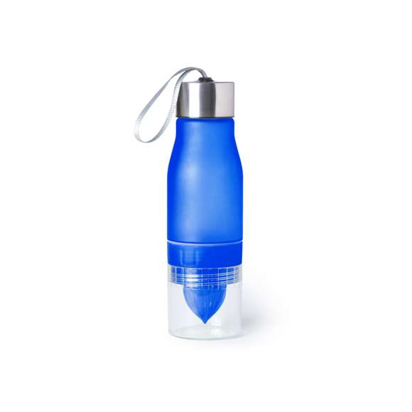 Original bidón de 700ml de capacidad en material tritán resistente al calor y libre de BPA. Incluye compartimento en base con exprimidor de cítricos para dar sabor al agua. Con dosificador, tapón a rosca y cinta de transporte. Disponible en variada gama de colores y presentado en caja individual.