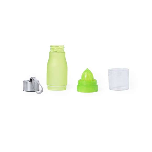 Original bidón de 700ml de capacidad en material tritán resistente al calor y libre de BPA. Incluye compartimento en base con exprimidor de cítricos para dar sabor al agua. Con dosificador, tapón a rosca y cinta de transporte. Disponible en variada gama de colores y presentado en caja individual.