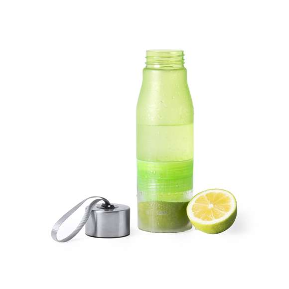 Original bidón de 700ml de capacidad en material tritán resistente al calor y libre de BPA. Incluye compartimento en base con exprimidor de cítricos para dar sabor al agua. Con dosificador, tapón a rosca y cinta de transporte. Disponible en variada gama de colores y presentado en caja individual.