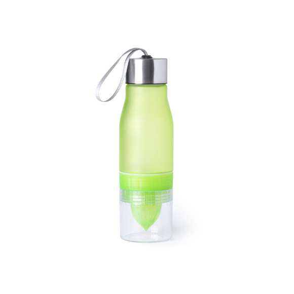 Original bidón de 700ml de capacidad en material tritán resistente al calor y libre de BPA. Incluye compartimento en base con exprimidor de cítricos para dar sabor al agua. Con dosificador, tapón a rosca y cinta de transporte. Disponible en variada gama de colores y presentado en caja individual.