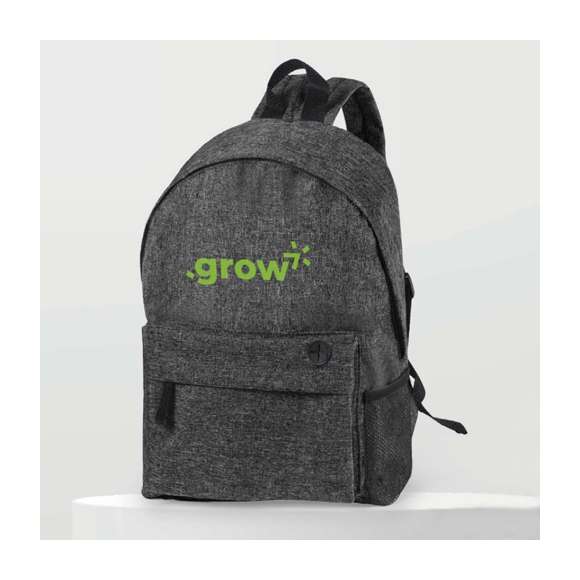 Mochila en resistente poliéster 600D de desenfadado diseño bicolor en variada gama de colores, con cierre de cremallera, bolsillo en frontal con salida para auriculares y bolsillo lateral de redecilla. Con esquinas reforzadas, tiradores con cinta para fácil apertura y accesorios en color negro. Espalda acolchada y cintas de hombros ajustables con acolchado.