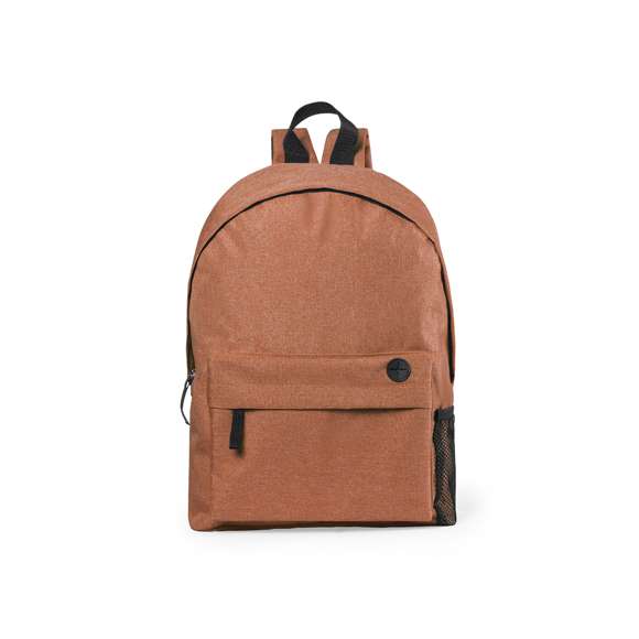 Mochila en resistente poliéster 600D de desenfadado diseño bicolor en variada gama de colores, con cierre de cremallera, bolsillo en frontal con salida para auriculares y bolsillo lateral de redecilla. Con esquinas reforzadas, tiradores con cinta para fácil apertura y accesorios en color negro. Espalda acolchada y cintas de hombros ajustables con acolchado.