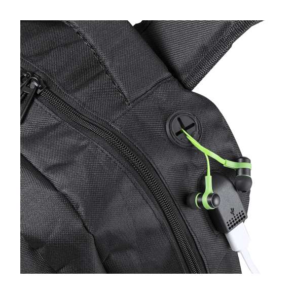 Mochila de resistente poliéster 600D en elegante acabado impermeable de color negro y salida para auriculares. Con compartimento interior con salida USB para conexión de powerbank -no incluido-. Interior con compartimento acolchado para ordenador portátil de hasta 15 pulgadas y tablets de hasta 10 pulgadas. Multitud de bolsillos interiores y exteriores. Cintas de hombros y espalda con acolchado ergonómico.