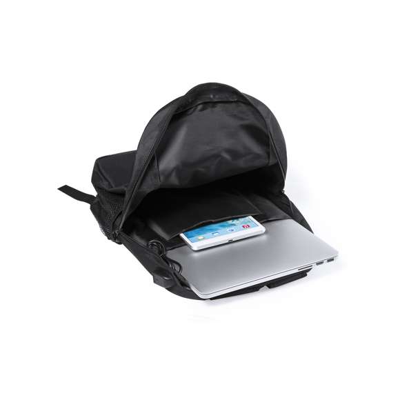 Mochila de resistente poliéster 600D en elegante acabado impermeable de color negro y salida para auriculares. Con compartimento interior con salida USB para conexión de powerbank -no incluido-. Interior con compartimento acolchado para ordenador portátil de hasta 15 pulgadas y tablets de hasta 10 pulgadas. Multitud de bolsillos interiores y exteriores. Cintas de hombros y espalda con acolchado ergonómico.