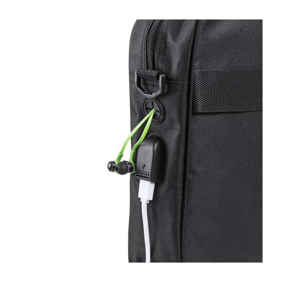 Portadocumentos en resistente poliéster 600D de acabado en color negro y de cierre de cremallera. Con salida para auriculares y compartimento interior con salida USB para conexión de powerbank -no incluido-. Con resistentes asas reforzadas y accesorio en la parte posterior para acople en barra de trolley. Interior con compartimento acolchado para ordenador portátil de hasta 15 pulgadas y compartimento para tablet de hasta 10 pulgadas. Con Multitud de bolsillos interiores y exteriores y cinta bandolera ajustable con cierre de mosquetón.