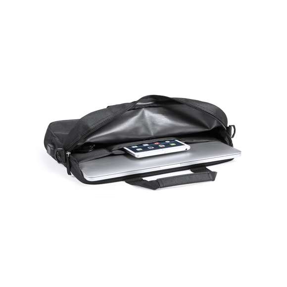 Portadocumentos en resistente poliéster 600D de acabado en color negro y de cierre de cremallera. Con salida para auriculares y compartimento interior con salida USB para conexión de powerbank -no incluido-. Con resistentes asas reforzadas y accesorio en la parte posterior para acople en barra de trolley. Interior con compartimento acolchado para ordenador portátil de hasta 15 pulgadas y compartimento para tablet de hasta 10 pulgadas. Con Multitud de bolsillos interiores y exteriores y cinta bandolera ajustable con cierre de mosquetón.