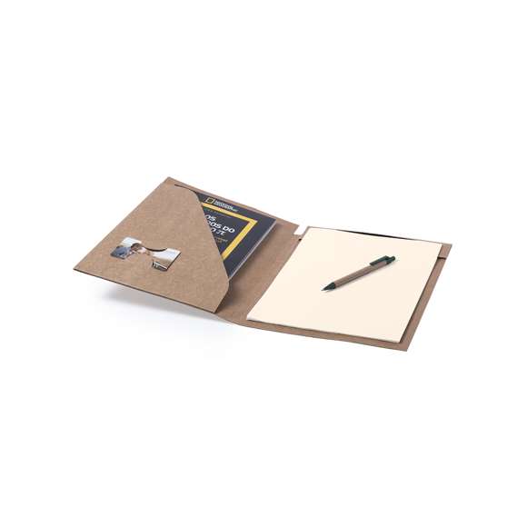 	Carpeta en resistente cartón reciclado de acabado rígido con bolígrafo de cartón reciclado a juego incluido. Interior con bloc extraíble de 20 hojas lisas, bolsillo de solapa, tarjetero y soporte para bolígrafo.
