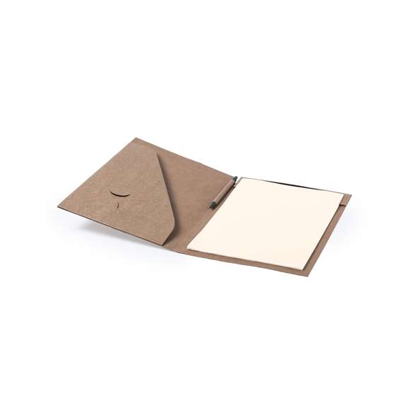  	Carpeta en resistente cartón reciclado de acabado rígido con bolígrafo de cartón reciclado a juego incluido. Interior con bloc extraíble de 20 hojas lisas, bolsillo de solapa, tarjetero y soporte para bolígrafo.