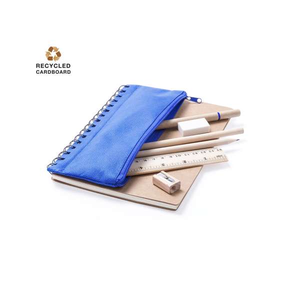Libreta de anillas con tapas de suave tacto acabadas en resistente cartón reciclado. Con estuche en poliéster 600D de vivos colores y cierre de cremallera integrado en portada. Incluye bolígrafo en cartón reciclado y set de regla, lápices y sacapuntas en madera natural. 70 hojas lisas.