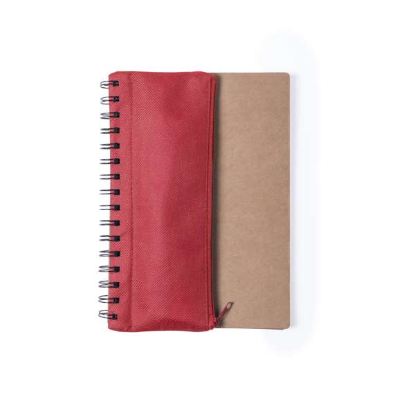 Libreta de anillas con tapas de suave tacto acabadas en resistente cartón reciclado. Con estuche en poliéster 600D de vivos colores y cierre de cremallera integrado en portada. Incluye bolígrafo en cartón reciclado y set de regla, lápices y sacapuntas en madera natural. 70 hojas lisas.