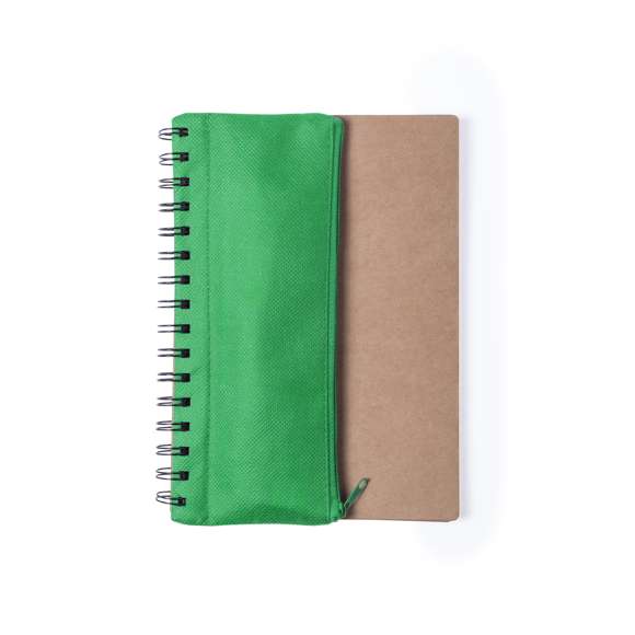 Libreta de anillas con tapas de suave tacto acabadas en resistente cartón reciclado. Con estuche en poliéster 600D de vivos colores y cierre de cremallera integrado en portada. Incluye bolígrafo en cartón reciclado y set de regla, lápices y sacapuntas en madera natural. 70 hojas lisas.