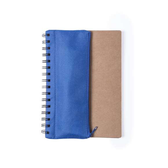 Libreta de anillas con tapas de suave tacto acabadas en resistente cartón reciclado. Con estuche en poliéster 600D de vivos colores y cierre de cremallera integrado en portada. Incluye bolígrafo en cartón reciclado y set de regla, lápices y sacapuntas en madera natural. 70 hojas lisas.