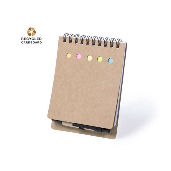  	Bloc de notas adhesivas de anillas con bolígrafo de cartón reciclado incluido. Con tapas de suave tacto acabadas en resistente cartón reciclado rígido con troquelado. Con bloc de 50 hojas de distribución a una raya, 15 notas adhesivas grandes y 75 mini notas adhesivas. Bolígrafo con tinta azul.