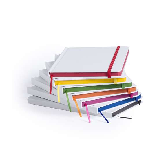  	Bloc de notas con tapas rígidas de suave tacto acabadas en color blanco. De 100 hojas lisas con lomo en divertidos colores, elástico de sujeción y marcapáginas de tela a juego.