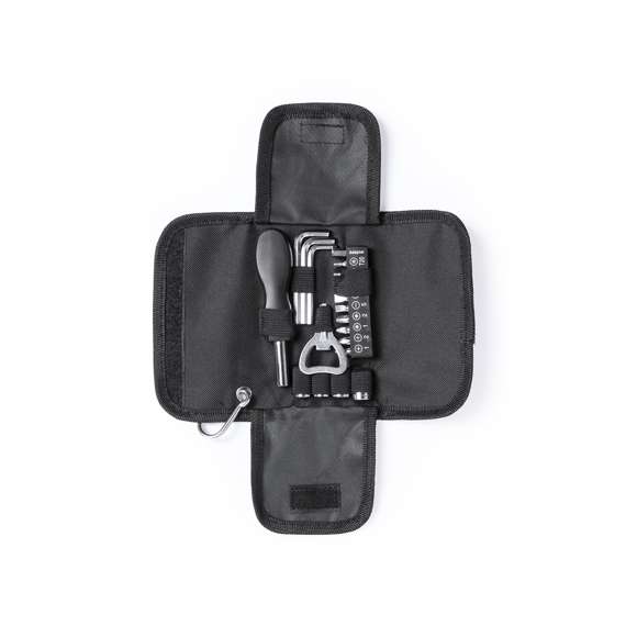 Set de herramientas de 19 accesorios en resistente estuche de poliéster con cierre de cremallera. Incluye herramienta de fijación, cabezales destornilladores planos, de estrella y tipo torx, set de llaves tipo allen, llaves para tuercas de cabeza hexagonal y abridor. Con mosquetón metálico de transporte.