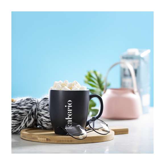 Taza de cerámica de 470ml de capacidad con exterior en variada gama de vivos colores e interior en color blanco. Presentada en caja individual.
