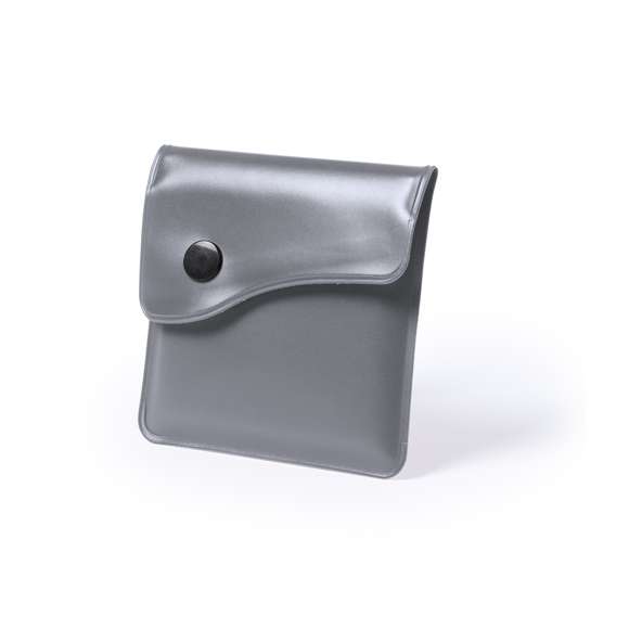 Cenicero de bolsillo con cuerpo acabado en vivos colores e interior en aluminio ignífugo. Original cierre de solapa con botón.