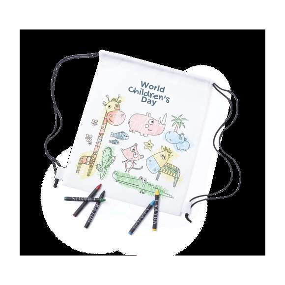 Mochila de non-woven en color blanco especialmente diseñada para colorear con ceras. Incluye 5 ceras de cuerpo cilíndrico en variados colores. Con cuerdas autocierre en color negro y refuerzo en las esquinas.