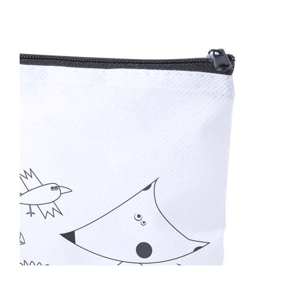 Estuche de non-woven en color blanco especialmente diseñado para colorear con ceras. Incluye 5 ceras de cuerpo cilíndrico en variados colores. Con cierre de cremallera en color negro.
