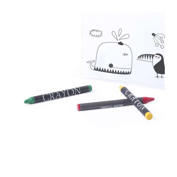 Estuche de non-woven en color blanco especialmente diseñado para colorear con ceras. Incluye 5 ceras de cuerpo cilíndrico en variados colores. Con cierre de cremallera en color negro.