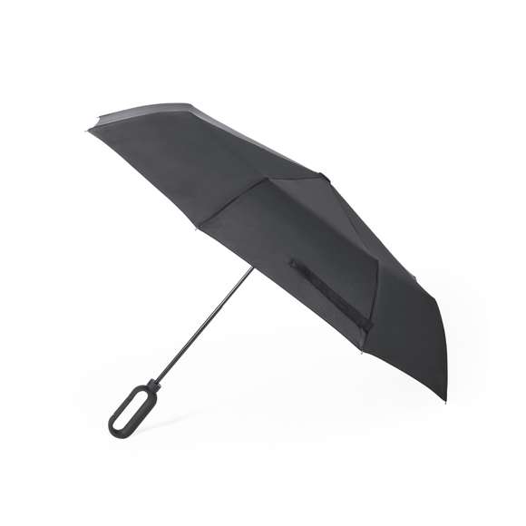 Paraguas plegable de 8 paneles en variada gama de colores. De 100cm de diámetro, apertura manual, con sistema antiviento y en resistente material pongee. Con varillas de fibra en color negro, cierre de velcro y mango ergonómico con mosquetón de enganche integrado. Presentado en funda individual a juego.