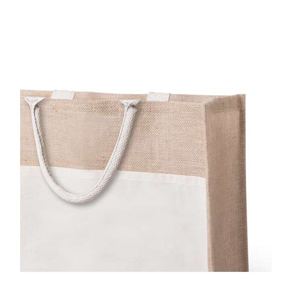 Bolsa de yute con bolsillo frontal de algodón. Con asas de algodón cortas en color blanco y reforzadas. Con fuelle, de acabado cosido y resistencia hasta 10kg de peso.
