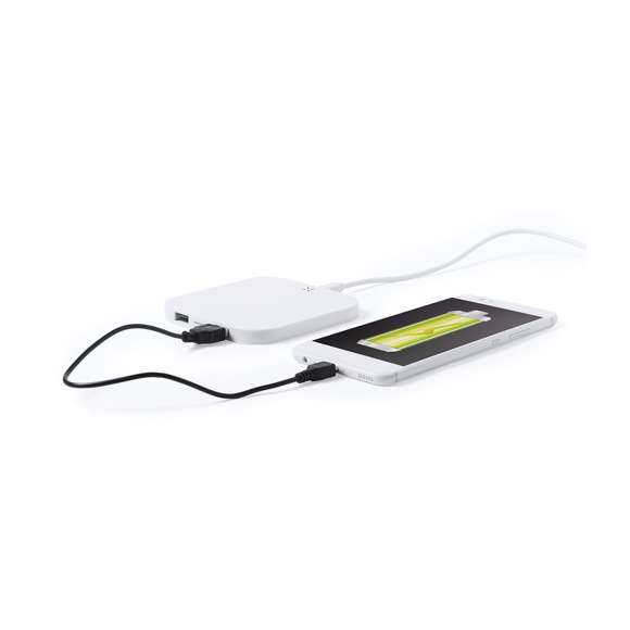 Cargador inalámbrico de diseño minimalista en color blanco. Con salida USB dual extra de 2.100 mA de capacidad para carga simultánea de dos dispositivos. Con base antideslizante. Compatible con dispositivos equipados con tecnología de carga inalámbrica y presentado en atractiva caja de diseño.
