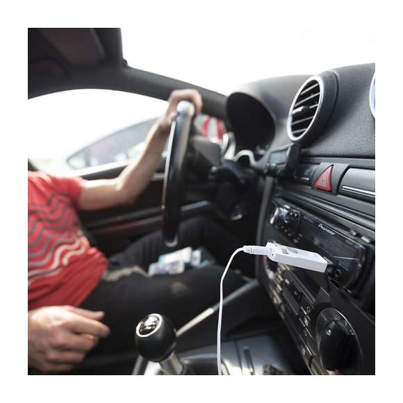 Práctico receptor Bluetooth® multifunción para coche u hogar, con salida de audio jack de 3,5mm para conexión a la entrada auxiliar de la radio del coche o de cualquier dispositivo con entrada de audio tipo jack de 3,5mm. Panel de control integrado en carcasa, ranura para lectura de tarjetas micro SD de hasta 32GB de capacidad y función manos libres. Incluye cable extensible con conexión jack de 3,5mm a jack de 3,5mm. Presentado en atractiva caja de diseño.