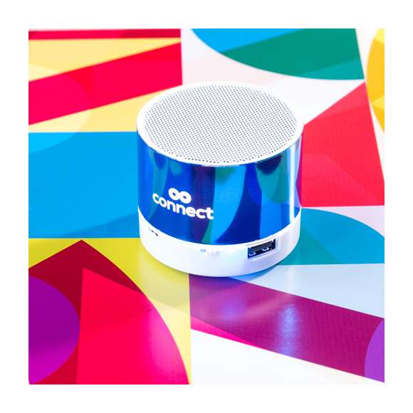 Compacto altavoz de conexión Bluetooth® con interior iluminado. Superficie exterior especialmente diseñada para marcaje en láser y así iluminar el logotipo marcado. De diseño bicolor con suave acabado y conexión Bluetooth® 3.0, ofrece 3W de potencia, tiene función de manos libres, una ranura para tarjetas micro SD de hasta 32 GB de capacidad, función radio FM, entrada auxiliar de línea mediante conexión jack de 3,5mm y soportes de goma antideslizantes en la base. Compatible con iOS y Android, incluye cable de carga mini USB, cable auxiliar jack de 3,5mm y viene presentado en atractiva caja de diseño. Con base antideslizante.