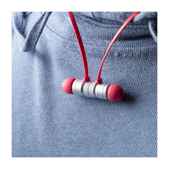 Auriculares intraurales con conexión Bluetooth®, suave cuerpo de aluminio e imanes de sujeción. Disponibles en variada gama de vivos colores, con panel de control a juego integrado en cable, cable de recarga incluido y presentados en atractiva caja de diseño.