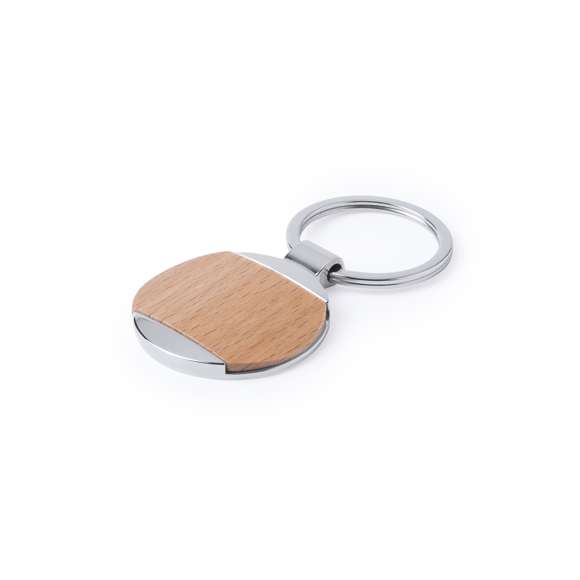 Llavero en combinación de materiales metal de acabado brillante y madera natural. Con amplia superficie para marcaje y presentado en bolsita con refuerzo de cartón en color plateado. Disponible en diseños circular y rectangular.