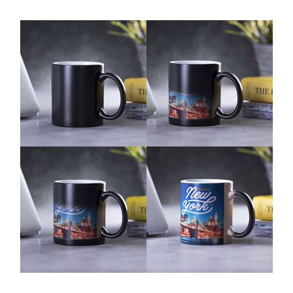 Taza de cerámica de 350ml de capacidad con exterior en color negro e interior en blanco. Especialmente diseñada para marcaje en sublimación. Presentada en caja individual.Disponible manual de instrucciones en español e inglés.