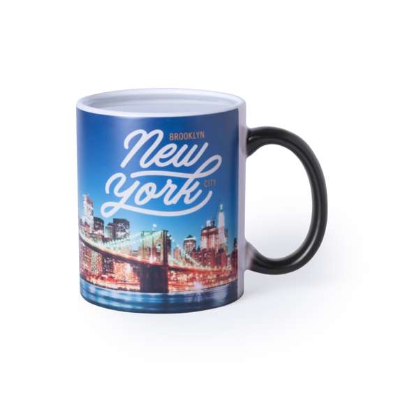 Taza de cerámica de 350ml de capacidad con exterior en color negro e interior en blanco. Especialmente diseñada para marcaje en sublimación. Presentada en caja individual.Disponible manual de instrucciones en español e inglés.
