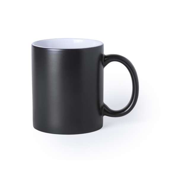 Taza de cerámica de 350ml de capacidad con exterior en color negro e interior en blanco. Especialmente diseñada para marcaje en sublimación. Presentada en caja individual.Disponible manual de instrucciones en español e inglés.