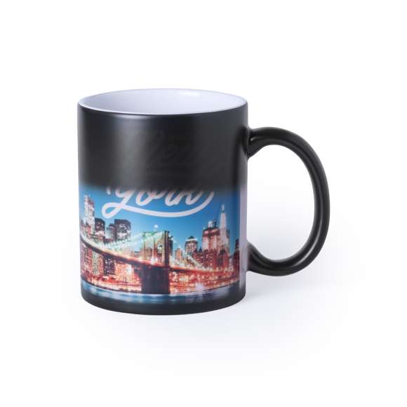 Taza de cerámica de 350ml de capacidad con exterior en color negro e interior en blanco. Especialmente diseñada para marcaje en sublimación. Presentada en caja individual.Disponible manual de instrucciones en español e inglés.