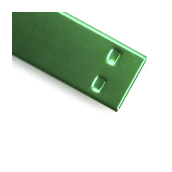 Memoria USB en forma de llave de 16GB de capacidad, de acabado en aluminio brillante y diseñada para llevar en el llavero. Presentada en estuche individual metálico con ventana y suave espuma troquelada.