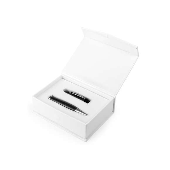 Bolígrafo tecnológico multifunción en sobrios colores, con memoria USB de 16GB de capacidad integrada en la capucha y puntero de suave goma a juego. Cuerpo en acabado métálico brillante, de apertura giratoria y con tinta azul. Presentado en elegante caja de cartón de color blanco con cierre magnético y suave espuma troquelada.