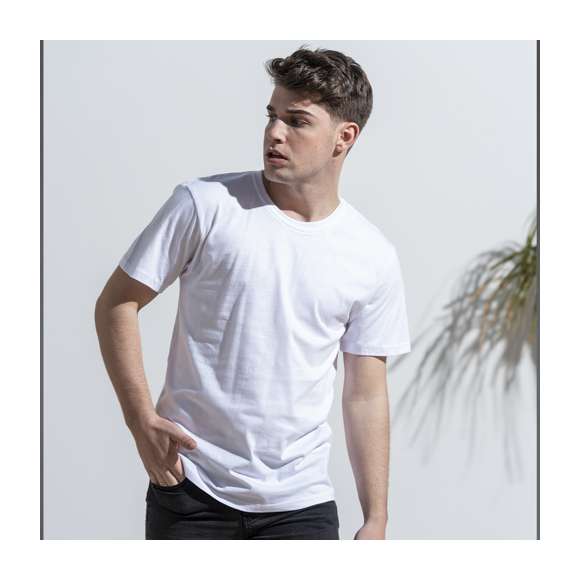 Camiseta de adulto Keya MC150 confeccionada en suave 100% algodón de 150g/m2. Disponible en color blanco y en tallas S, M, L, XL, XXL.