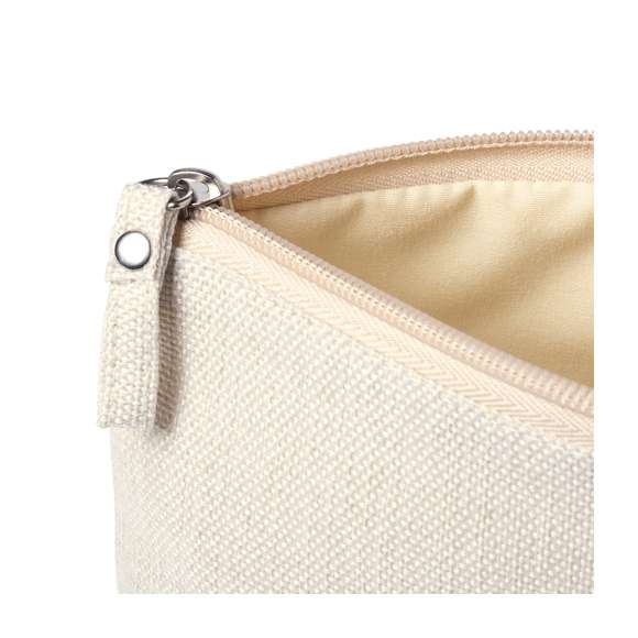 Portatodo multiusos en suave combinación de algodón y poliéster en tonos crudos naturales. Cremallera a juego, con práctica asa trenzada, argolla de refuerzo metálica y suave forro interior en color crudo.