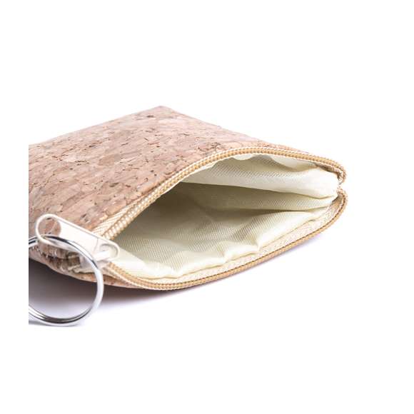 Monedero ecológico de diseño cuadrado en corcho natural y con suave forro interior. Compartimento principal con apertura de cremallera a juego y anilla llavero para transporte.