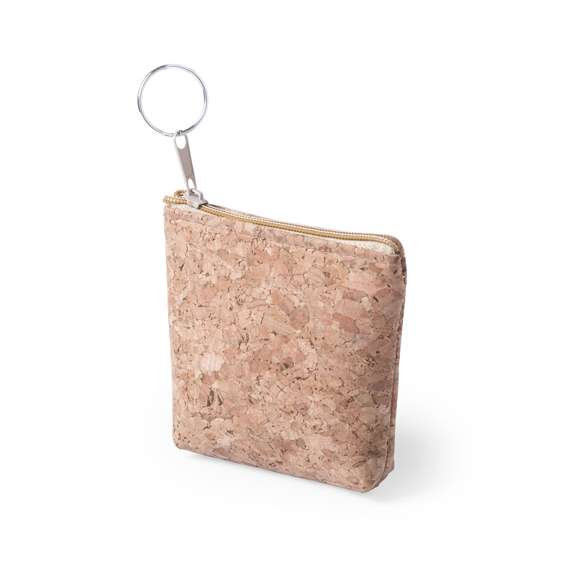Monedero ecológico de diseño cuadrado en corcho natural y con suave forro interior. Compartimento principal con apertura de cremallera a juego y anilla llavero para transporte.