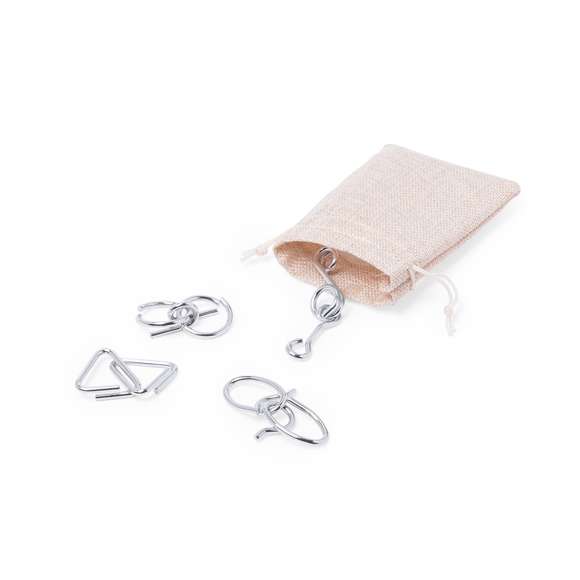 Set de 4 juegos de habilidad de acero inox para los jugadores más ingeniosos. Presentado en bolsita de color crudo con cordón de cierre auto ajustable.